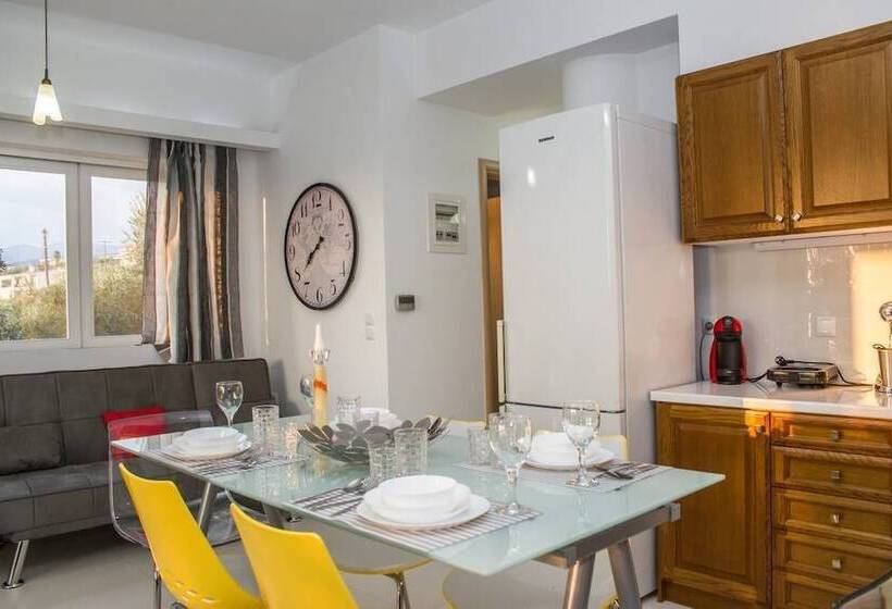 Nina S Villa, Cosy Seaview Retreat