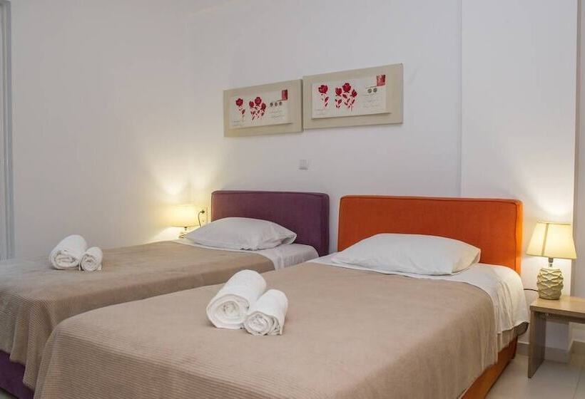 Nina S Villa, Cosy Seaview Retreat