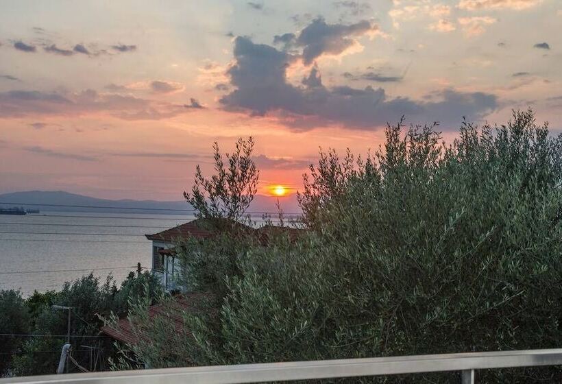 Nina S Villa, Cosy Seaview Retreat