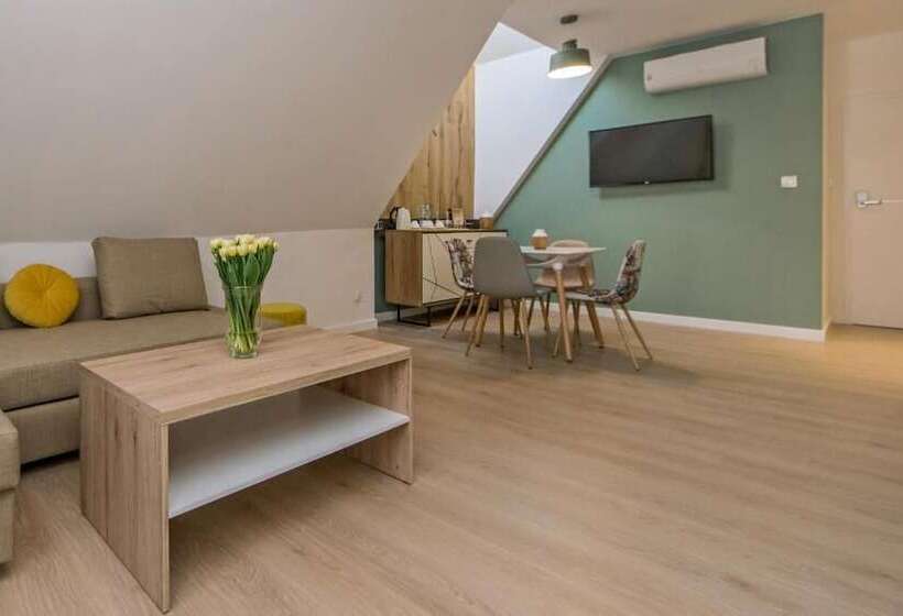 Пансион Black Swan House, Old Town