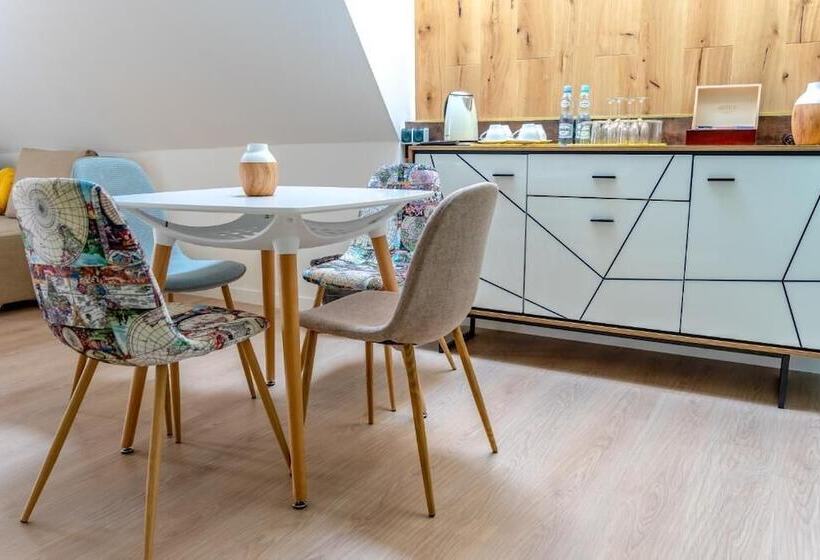 Пансион Black Swan House, Old Town