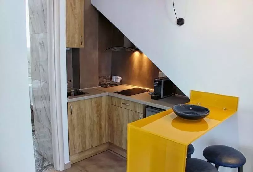 Theros Villas & Suites