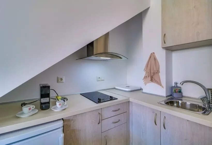 Theros Villas & Suites