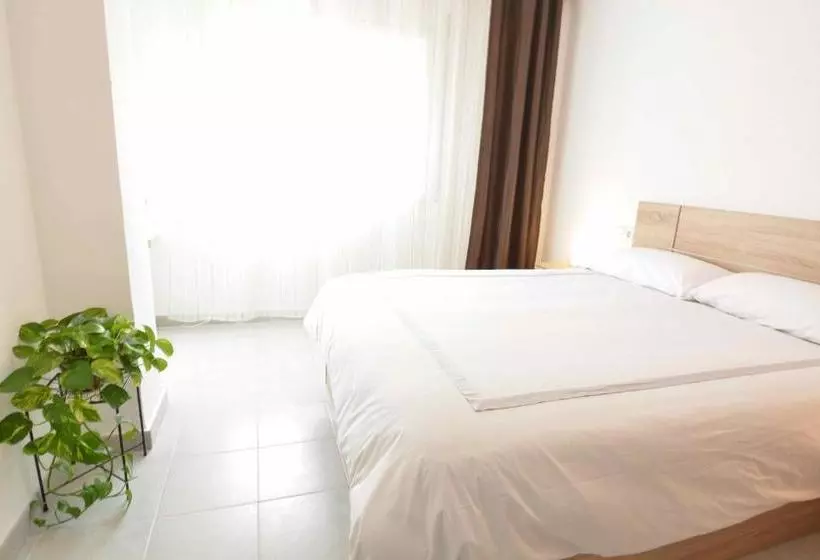ベッドアンドブレックファースト Reus Bedrooms 2 Habitaciones Con Baño Privado, Sin Cocina