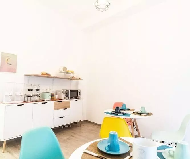 تختخواب و صبحانه Brutia Mom&son