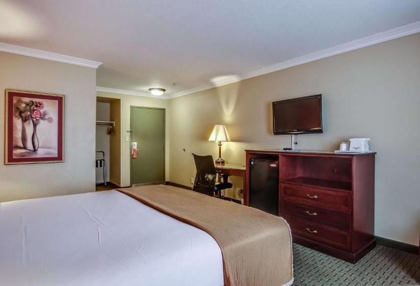 Отель Howard Johnson By Wyndham Reseda  & Suites