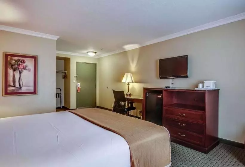 Отель Howard Johnson By Wyndham Reseda  & Suites