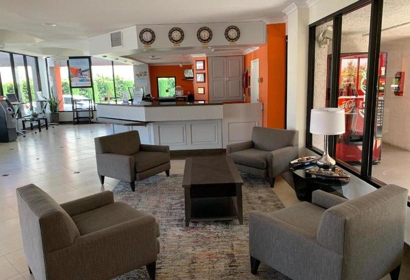 Отель Howard Johnson By Wyndham Reseda  & Suites