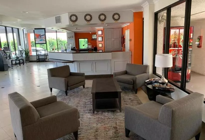 Отель Howard Johnson By Wyndham Reseda  & Suites