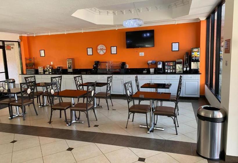 Отель Howard Johnson By Wyndham Reseda  & Suites