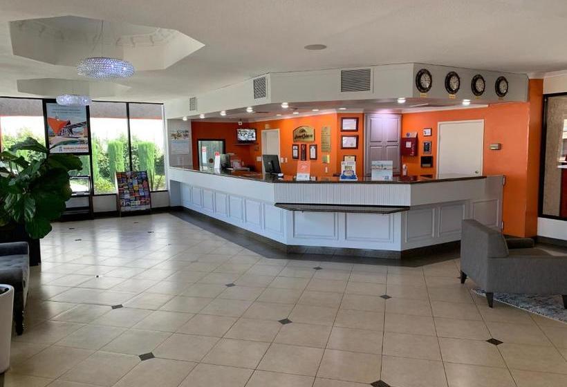 Отель Howard Johnson By Wyndham Reseda  & Suites