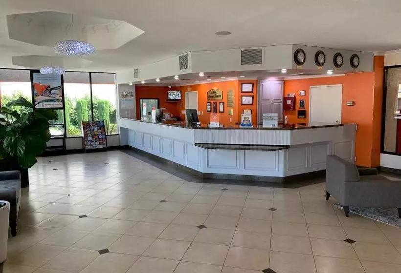 Отель Howard Johnson By Wyndham Reseda  & Suites