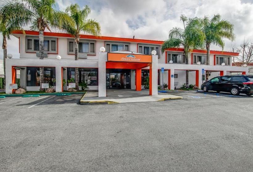 Отель Howard Johnson By Wyndham Reseda  & Suites