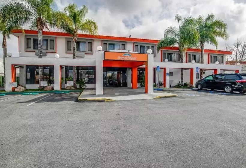 Отель Howard Johnson By Wyndham Reseda  & Suites