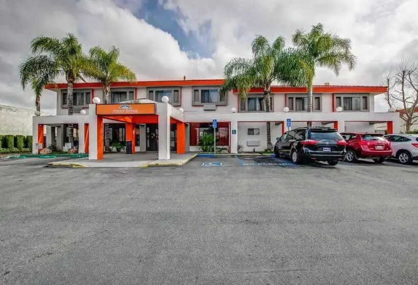 Отель Howard Johnson By Wyndham Reseda  & Suites