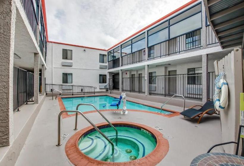 Отель Howard Johnson By Wyndham Reseda  & Suites