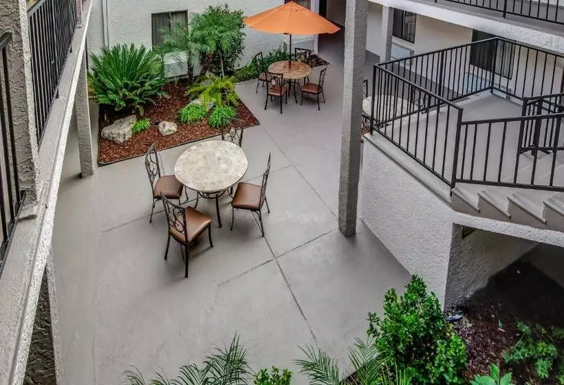 Отель Howard Johnson By Wyndham Reseda  & Suites