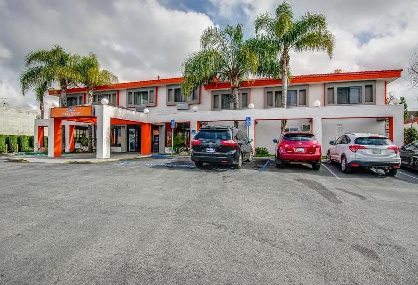 Отель Howard Johnson By Wyndham Reseda  & Suites