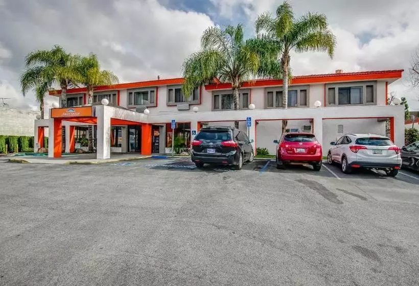 Отель Howard Johnson By Wyndham Reseda  & Suites