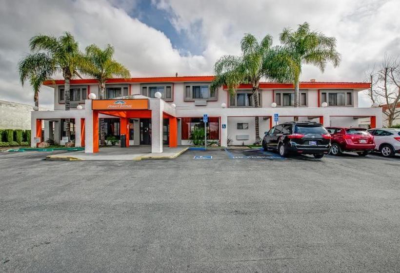 Отель Howard Johnson By Wyndham Reseda  & Suites