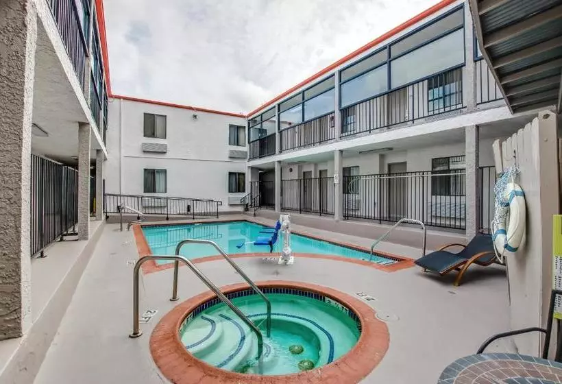 Отель Howard Johnson By Wyndham Reseda  & Suites