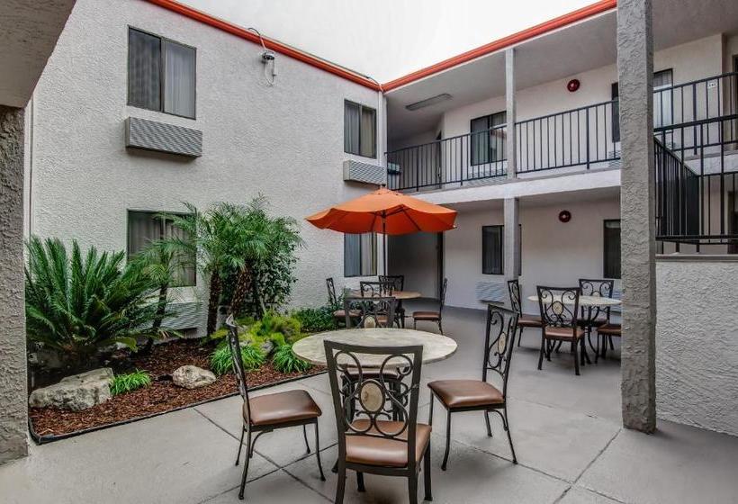 Отель Howard Johnson By Wyndham Reseda  & Suites