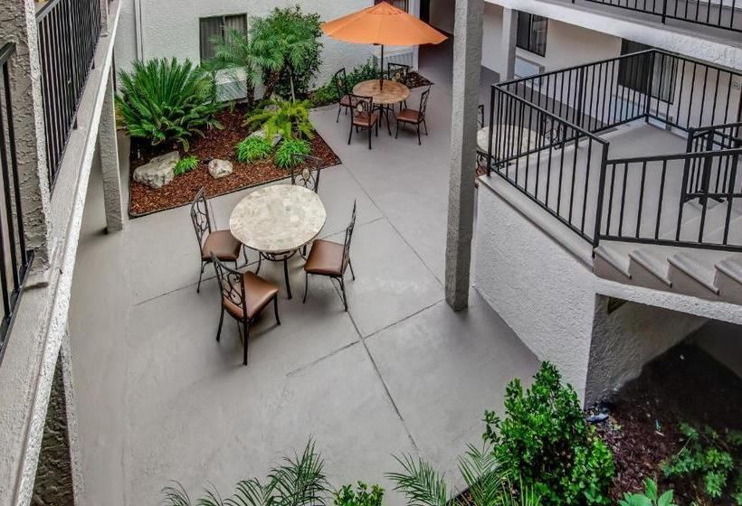 Отель Howard Johnson By Wyndham Reseda  & Suites