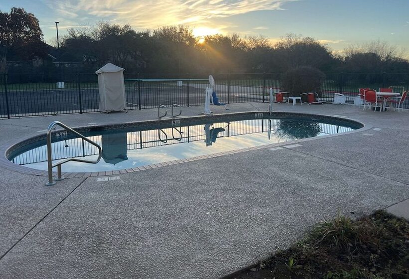 هتل Quality Inn & Suites I 10 Near Fiesta Texas