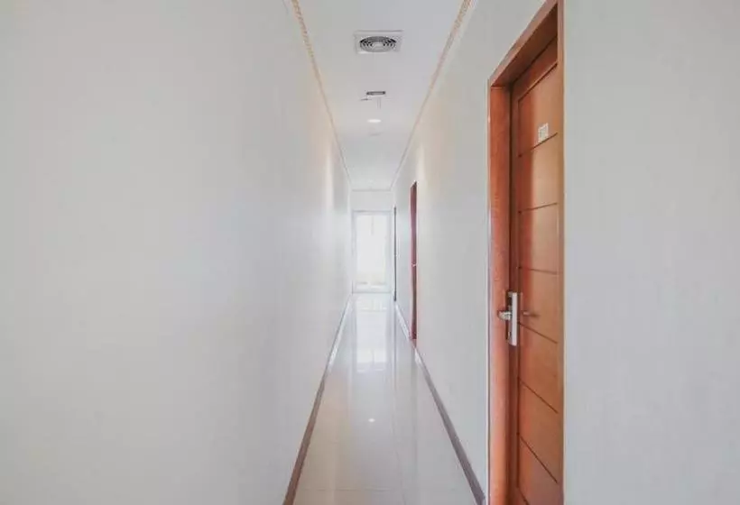 ホテル Reddoorz Plus @ Simpang Gelael Batam 2