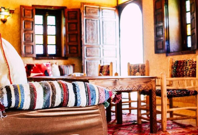 فندق على الطريق Riad Caravasar