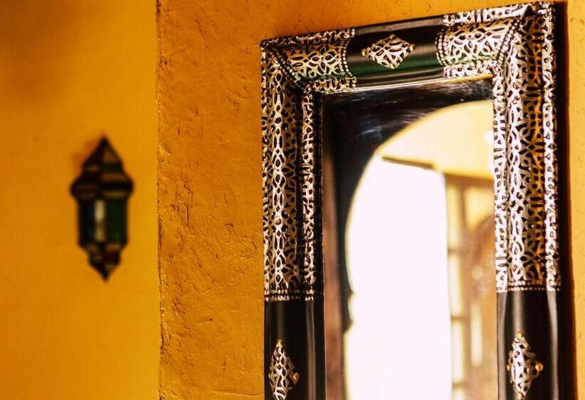 فندق على الطريق Riad Caravasar