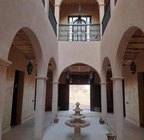 فندق على الطريق Riad Caravasar
