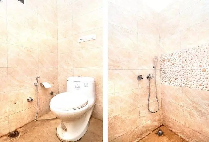 ホテル Shree Om By Oyo Rooms