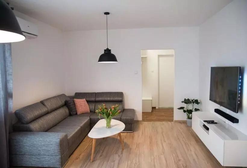 ホテル Apartament F&j