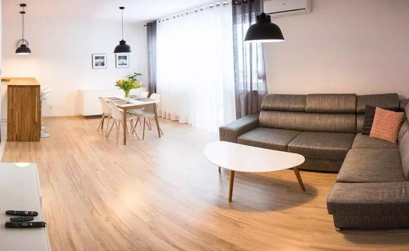 ホテル Apartament F&j
