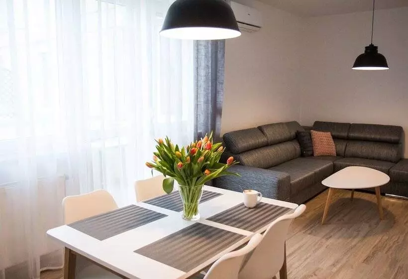 ホテル Apartament F&j