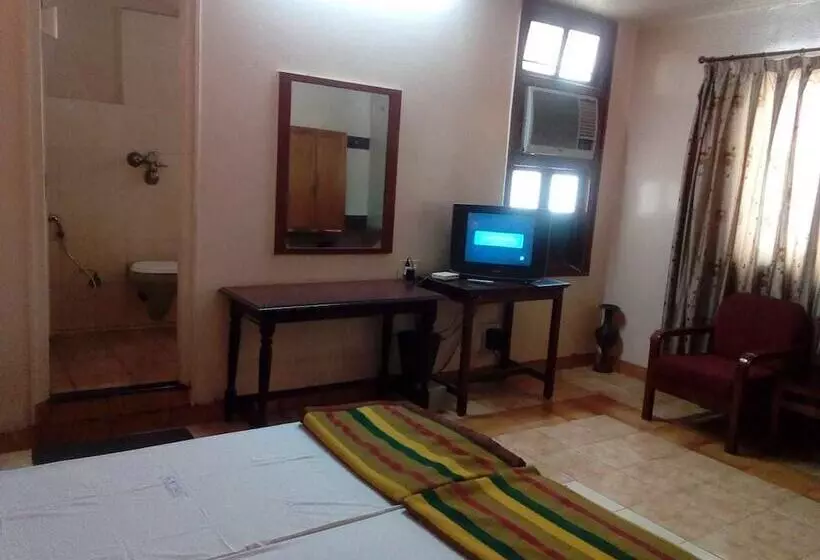 هتل Iroomz Samrat Ashok