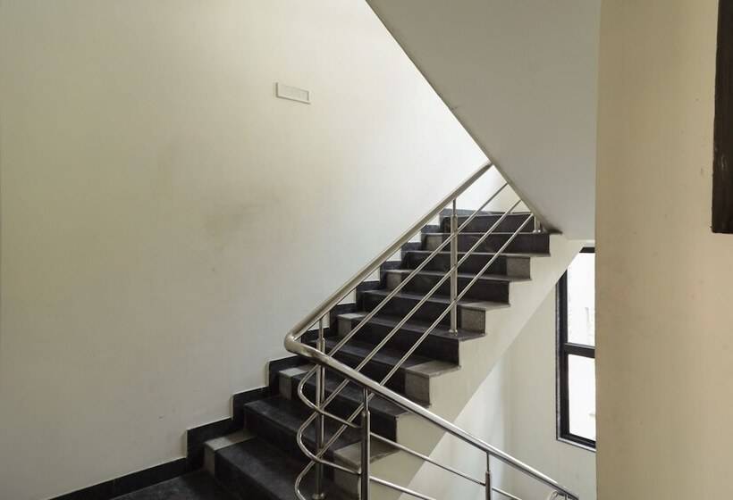 Hotel Uk Service Apartment By Oyo Rooms