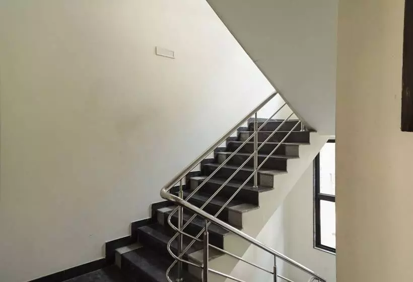 هتل Uk Service Apartment By Oyo Rooms