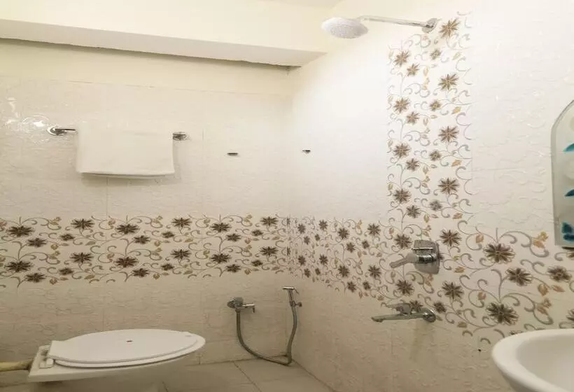 هتل Uk Service Apartment By Oyo Rooms