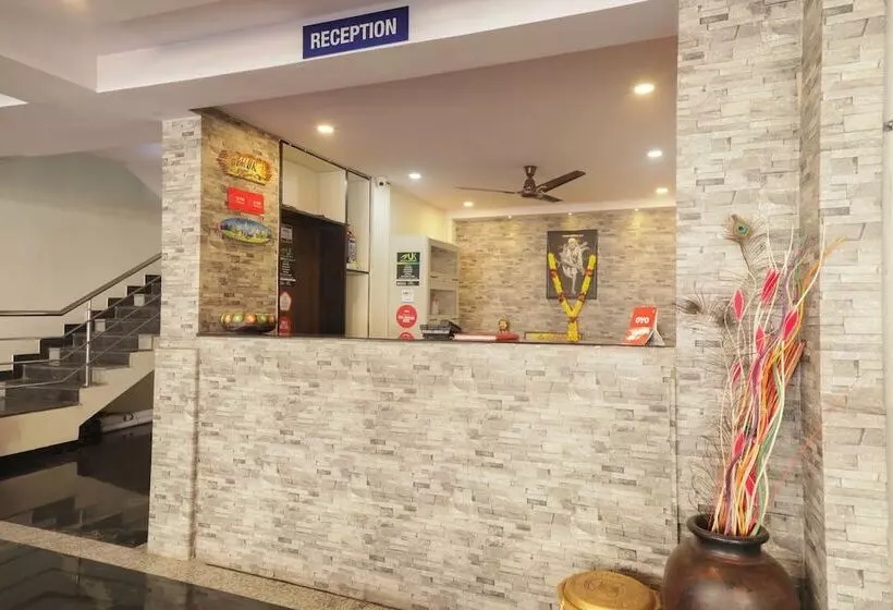 هتل Uk Service Apartment By Oyo Rooms