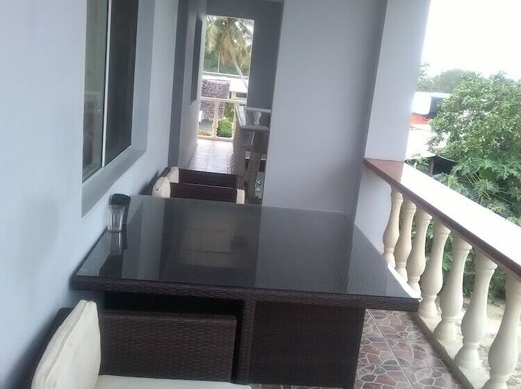 Tropicana Motel & Backpackers