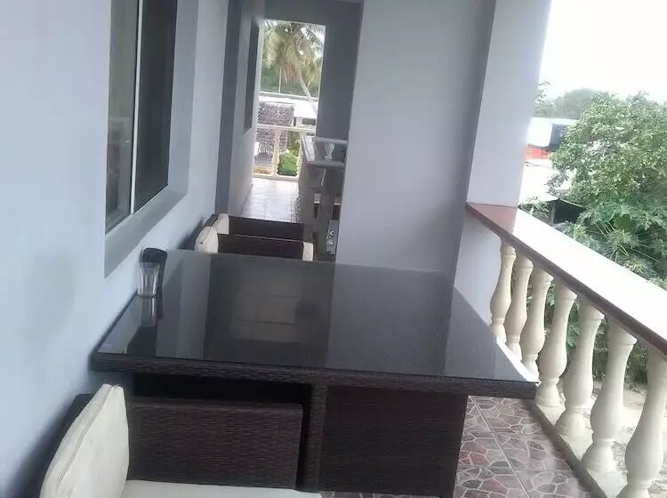 Tropicana Motel & Backpackers