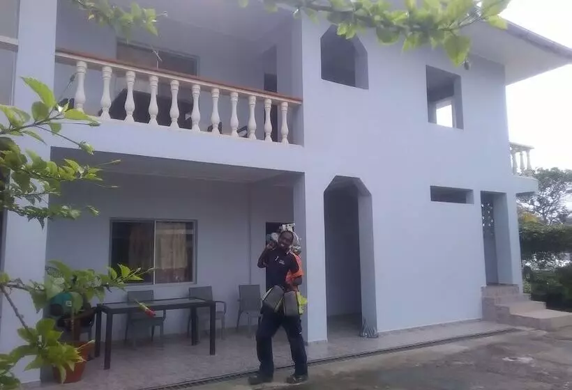 Tropicana Motel & Backpackers