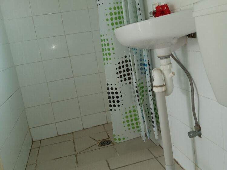 Tropicana Motel & Backpackers