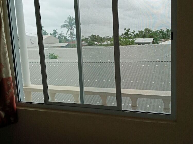 Tropicana Motel & Backpackers