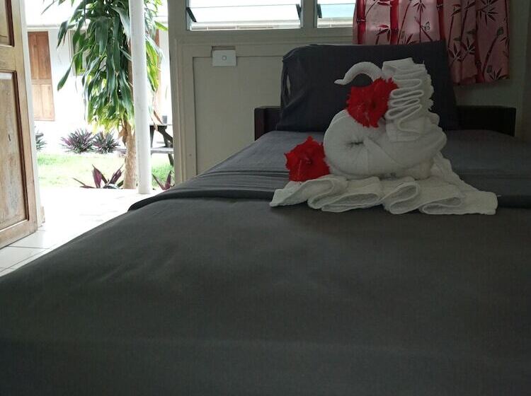 Tropicana Motel & Backpackers