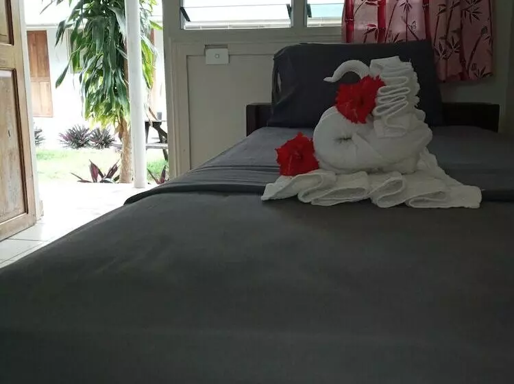 Tropicana Motel & Backpackers