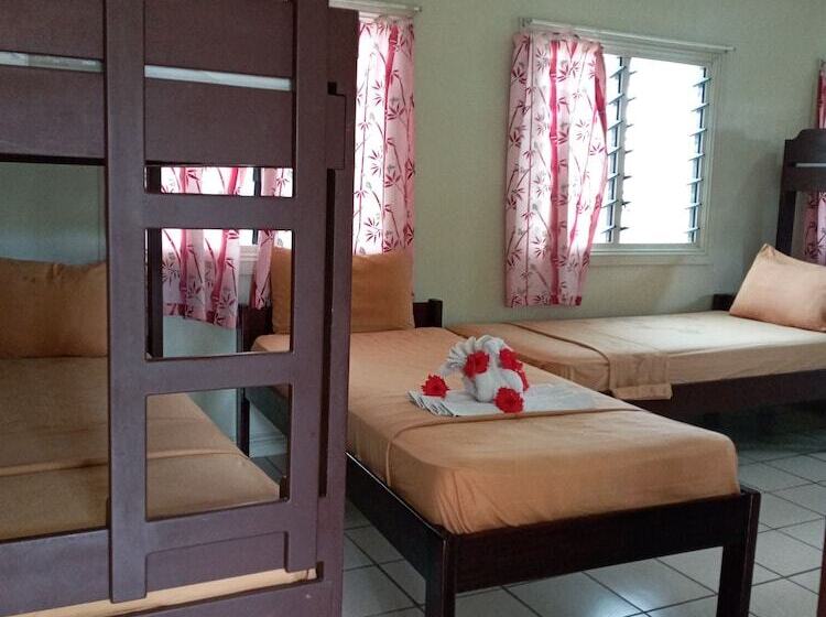 Tropicana Motel & Backpackers