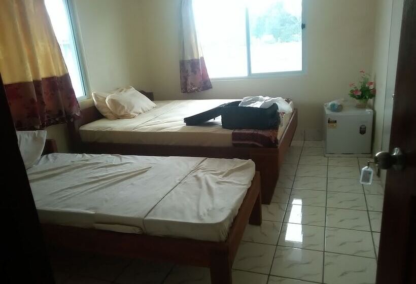 Tropicana Motel & Backpackers